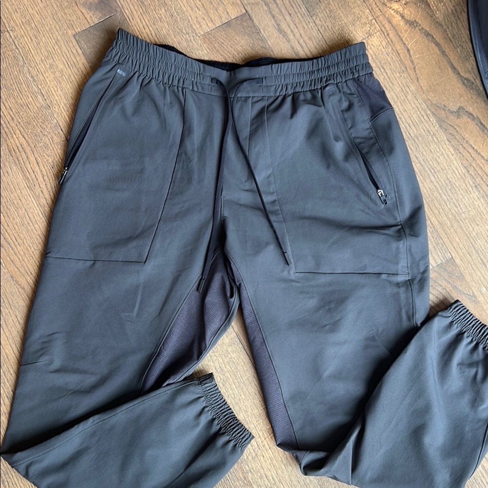 Lululemon men’s charcoal performance joggers